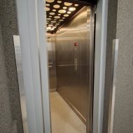 Mieszkanie w widokiem na miasto i jezioro.