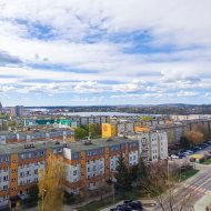 Mieszkanie w widokiem na miasto i jezioro.